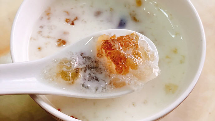 牛奶桃胶皂角米炖雪燕