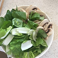 青菜炒口蘑 鲜香美味的做法图解1