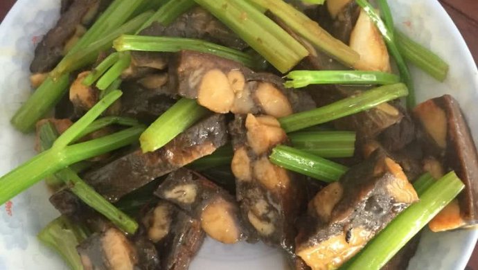 墨鱼仔饼香炒芹菜