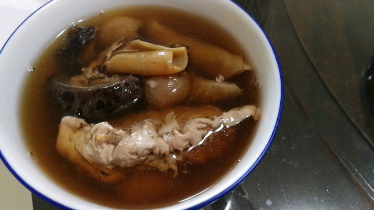 羊肚菌花胶海参汤的做法