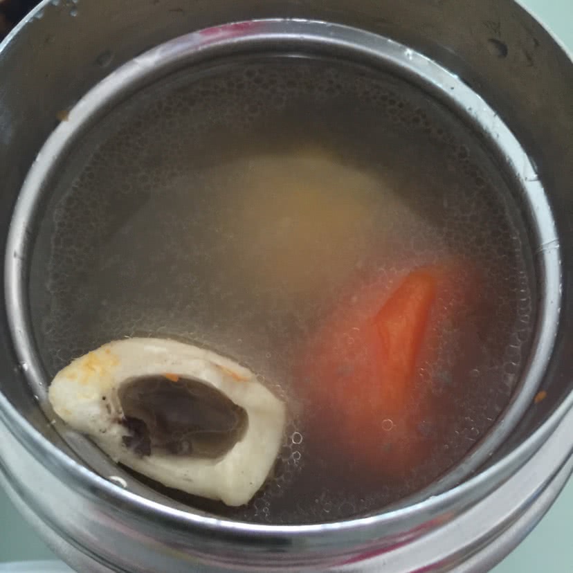 胡萝卜玉米大骨汤的做法图解3