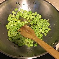 蚕豆炒雪菜的做法图解2