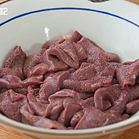 野性十足的湘西名菜【土匪猪肝】，吃它一定要备足米饭！的做法图解3