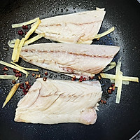 香煎挪威青花鱼的做法图解4