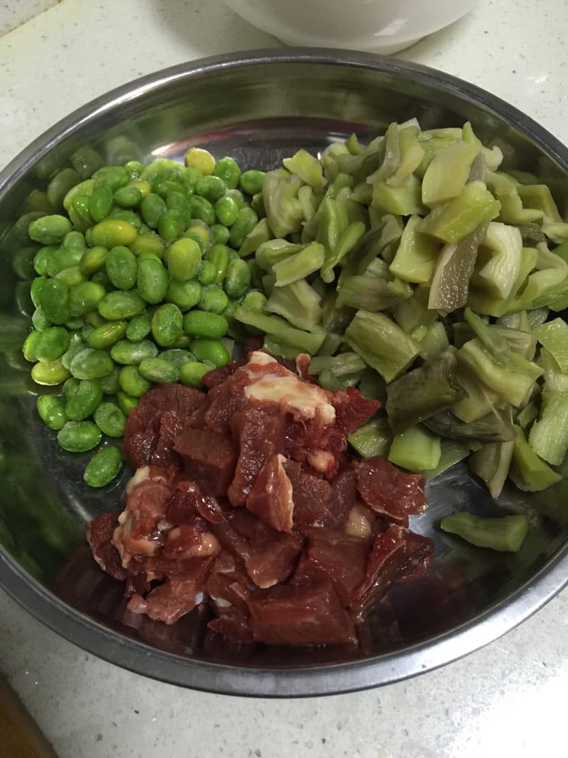 青豆笋干牛肉的做法图解1