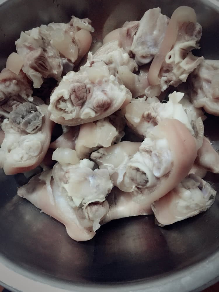花生香菇炖猪蹄的做法图解4