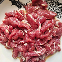 双椒炒牛肉的做法图解2