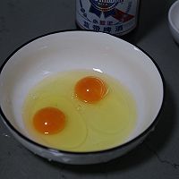 #食来运转，新年干杯#金灿灿的酒香虾皮鸡蛋饼的做法图解2
