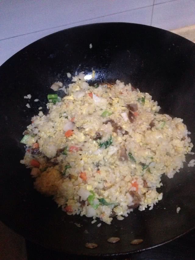 爽脆腊肠蛋炒饭的做法图解5