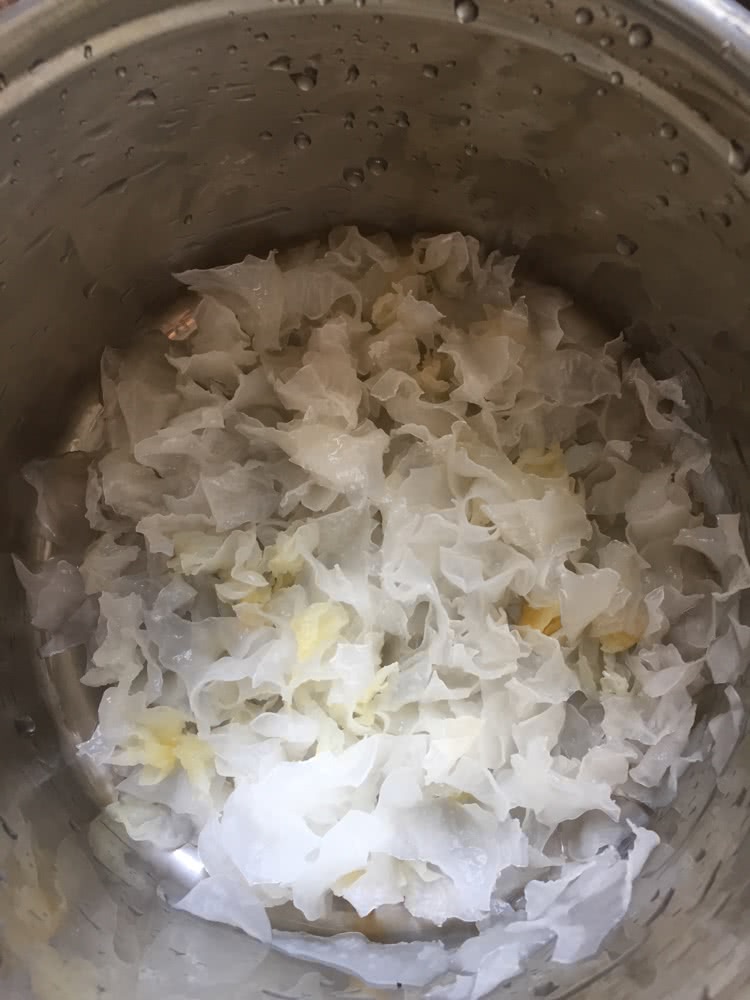 紫薯银耳羹的做法图解2
