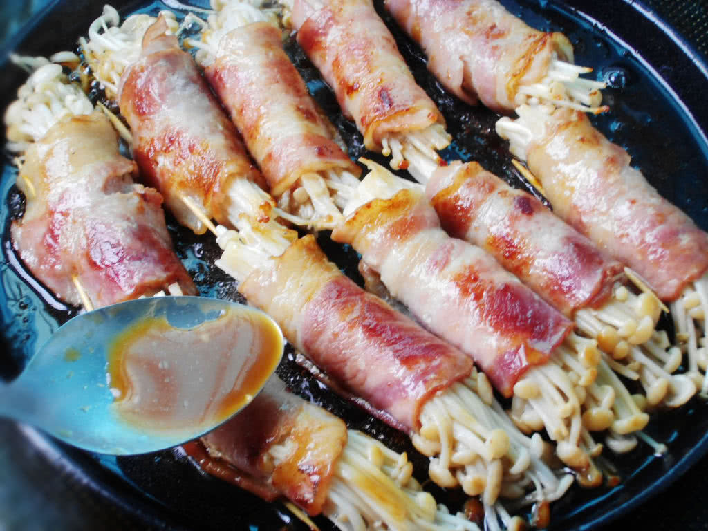 金针菇培根卷烤与盐和酱汁日式木制板上图片下载 - 觅知网