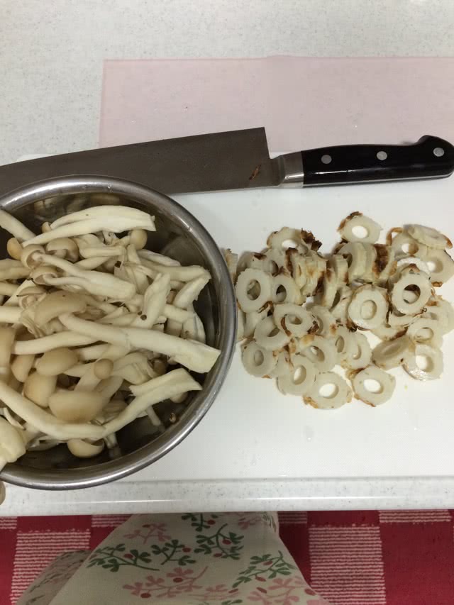 日式真姬菇炒鱼竹轮的做法图解2