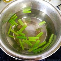芹菜拌黄豆芽的做法图解5