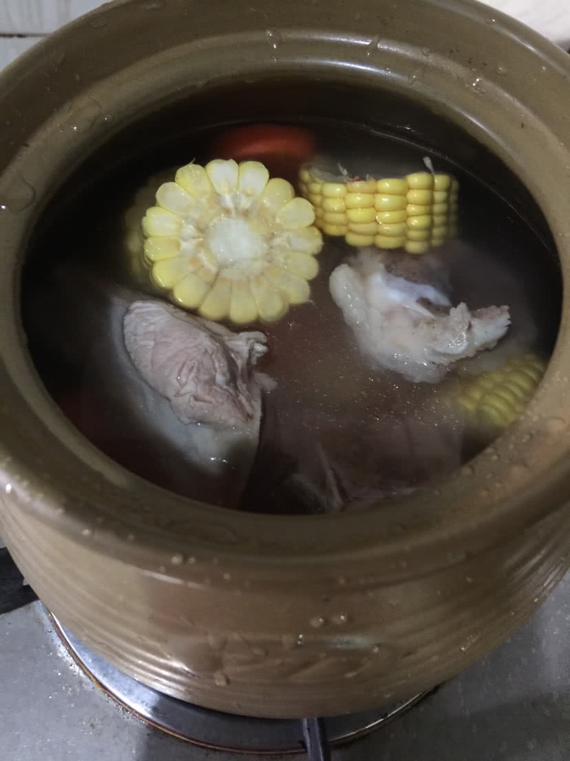 胡萝卜玉米大骨汤