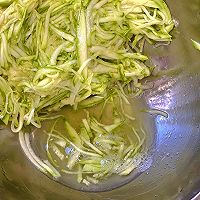 西葫芦丝饼的做法图解2