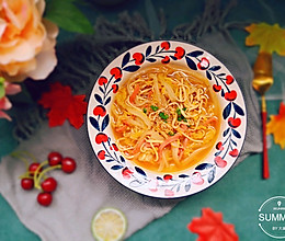 #花10分钟，做一道菜！#银鱼干白菜火腿千张丝酸汤的做法