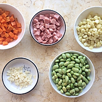 小孩最爱的下饭菜：火腿玉米毛豆杂炒的做法图解1