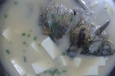 鲫鱼蘑菇豆腐汤