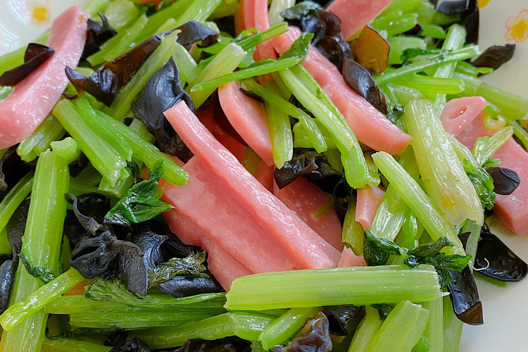 方腿炒芹菜的做法