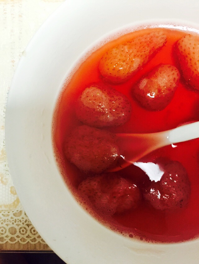 草莓糖水的做法