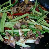 芹菜五花肉的做法图解6