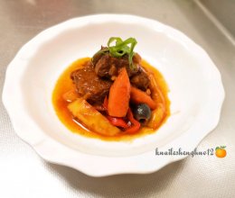 中式融合菜之～红酒蕃茄橄榄炖牛肉的做法
