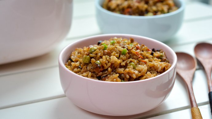 懒人饭菜一锅出——电饭煲肉末什锦焖饭