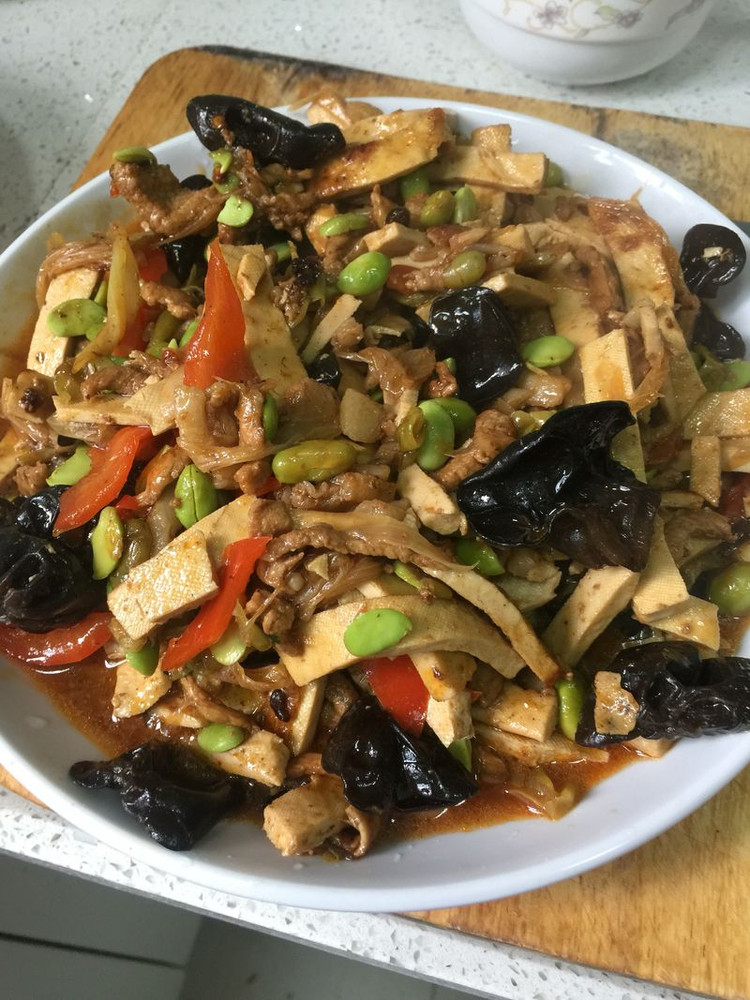 毛豆干子木耳肉丝的做法