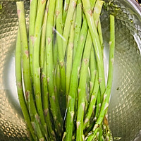 腊肠炒芦笋的做法图解1
