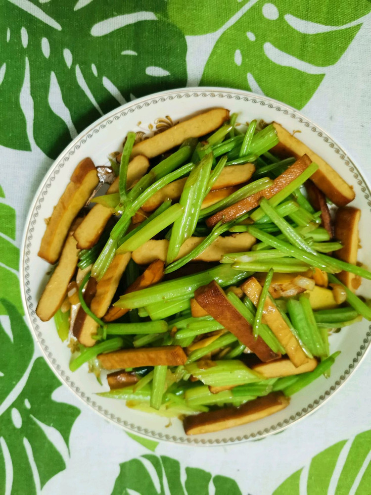 芹菜豆干的做法