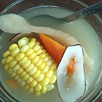 红萝卜海底椰怀山玉米猪骨汤的做法图解1