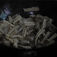 五花肉最经典的吃法——腐竹炒回锅肉的做法图解3
