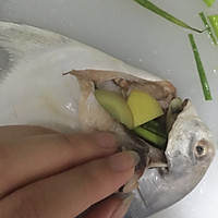 清蒸小白鲳的做法图解2