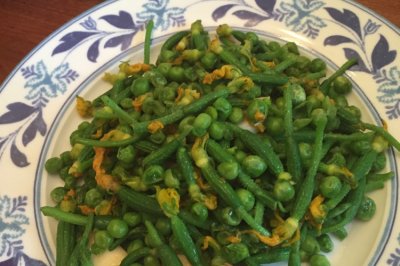 餐桌上的一抹春色小黄瓜花炒豌豆