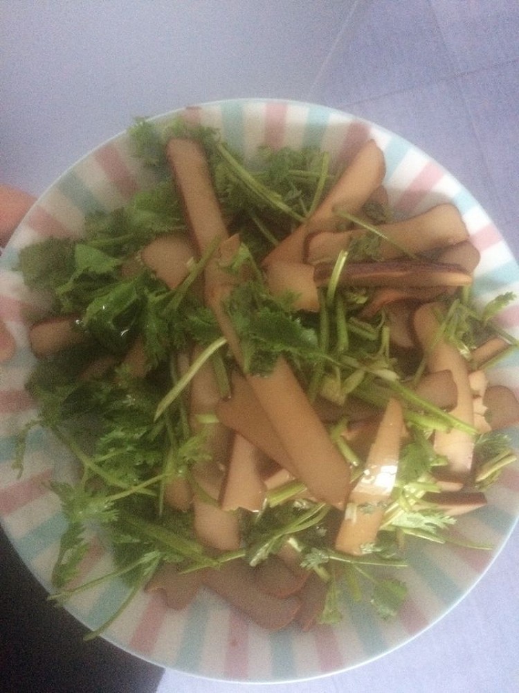 香菜拌鸡蛋干的做法