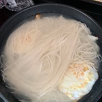 酸辣荷包蛋下面条的做法图解2