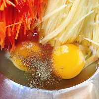 #换着花样吃早餐#土豆胡萝卜鸡蛋饼的做法图解3