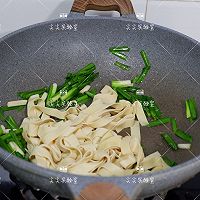 韭菜炒豆腐皮的做法图解7