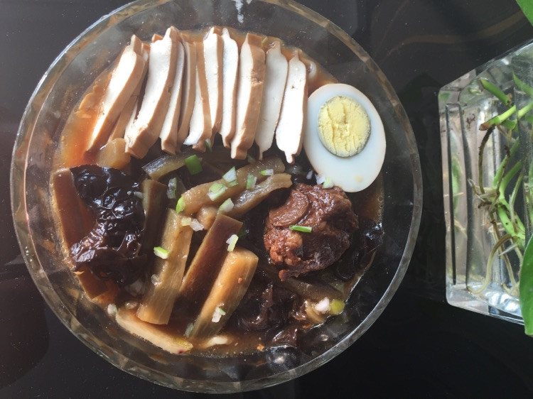 茄子卤肉面的做法