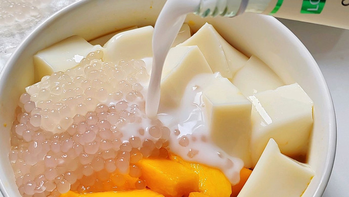秋天的第一份甜品椰香芒果奶冻甜品碗