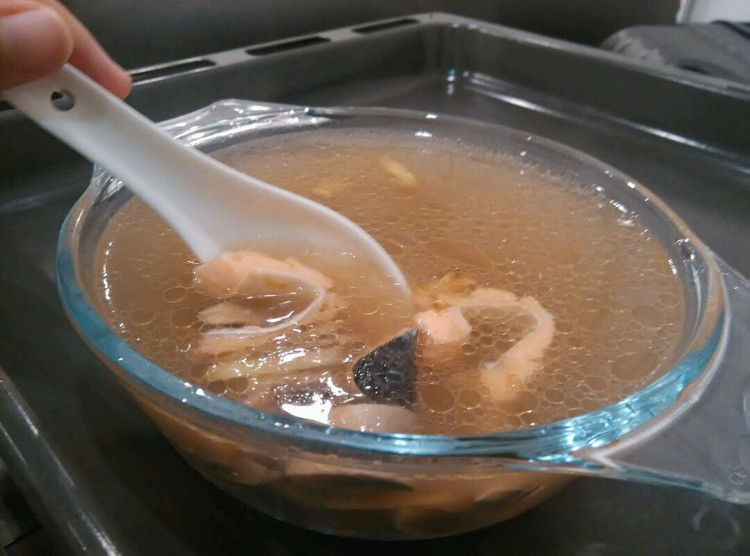 三文鱼蘑菇快手汤的做法