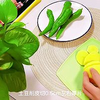 青椒炒土豆片的做法图解1
