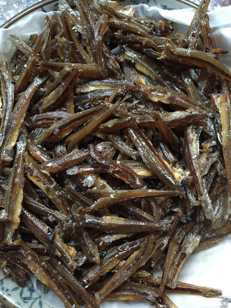 蜜汁小鱼干的做法图解2