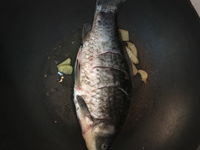 鲫鱼萝卜豆腐汤的做法图解5