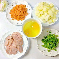 #人人能开小吃店#有薯条味道的黑椒油煎薯丁炒饭的做法图解1