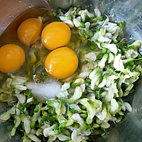 槐树花鸡蛋饼的做法图解2