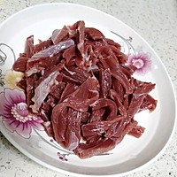 牛肉丝炒芹菜的做法图解1