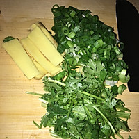 香菇粉皮炖鸡腿的做法图解1