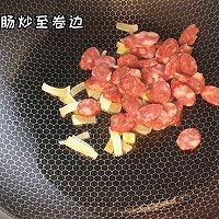 #带着美食出去浪#蒜苗胡萝卜炒腊肠的做法图解2