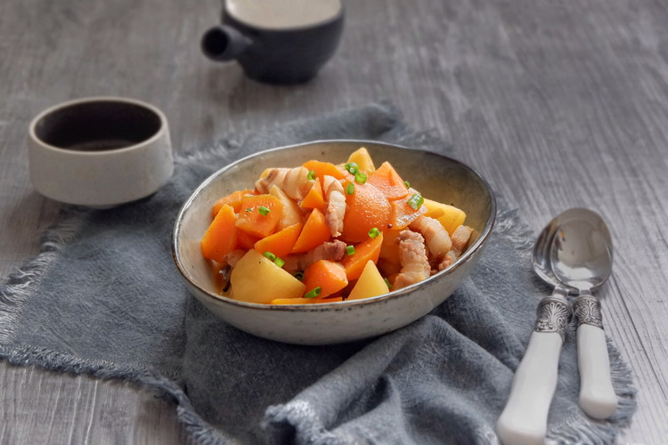 五花肉炖土豆胡萝卜的做法